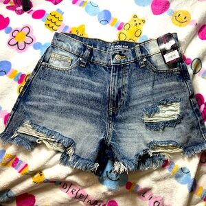 New - no boundaries brand denim NWT- mom fit high rise distressed shorts size 3